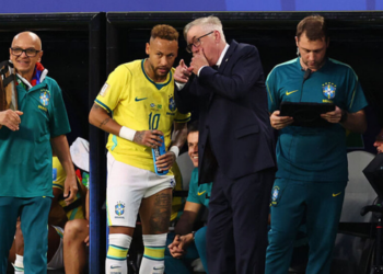 Carlo Ancelotti confirma que Neymar está apto para atuar os 90 minutos pela Seleção Brasileira, destaca sua postura no elenco e explica opção por mantê-lo no banco.