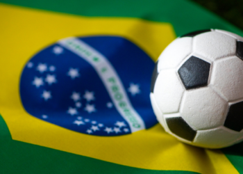 Parque RJ Nosso Sonho transmite Brasil x Noruega neste domingo (5) e terá programação com DJ, lazer e troca de figurinhas da Copa do Mundo.