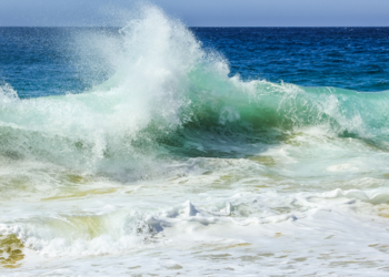 Marinha emite alerta de ressaca para o litoral do Rio de Janeiro com ondas de até 2,5 metros entre sábado e domingo. Autoridades orientam população a evitar o mar.