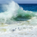 Marinha emite alerta de ressaca para o litoral do Rio de Janeiro com ondas de até 2,5 metros entre sábado e domingo. Autoridades orientam população a evitar o mar.