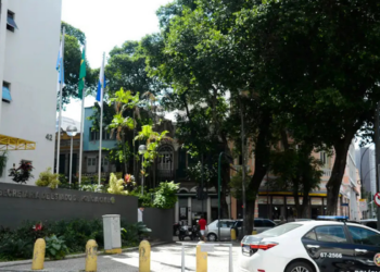 Operação integrada fecha ponto clandestino de combustíveis em Duque de Caxias, prende seis suspeitos e apreende mais de 12 mil litros de gasolina, etanol e diesel.