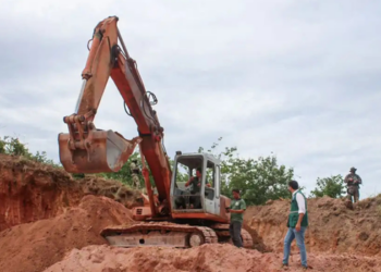 Inea realiza operação em Maricá contra mineração ilegal, interdita área de 17 mil m², apreende retroescavadeira e autua três pessoas por crime ambiental na Região Metropolitana do Rio.