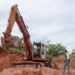 Inea realiza operação em Maricá contra mineração ilegal, interdita área de 17 mil m², apreende retroescavadeira e autua três pessoas por crime ambiental na Região Metropolitana do Rio.