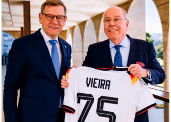 Brasil e Alemanha celebraram 75 anos de relações diplomáticas durante visita do chanceler alemão Johann Wadephul. Cooperação em comércio, energia limpa e mudanças climáticas esteve na pauta.