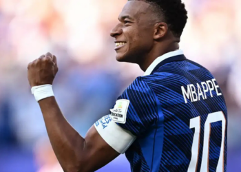 A França venceu o Paraguai por 1 a 0, garantiu vaga nas quartas de final da Copa do Mundo de 2026 e enfrentará Marrocos. Mbappé marcou o gol da classificação e alcançou sete gols no torneio.