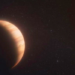Astrônomos detectaram pela primeira vez a atmosfera do exoplaneta WD 1856b com o telescópio James Webb. O estudo revela temperatura inesperada e amplia o conhecimento sobre a evolução de sistemas planetários.