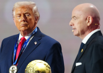 Donald Trump afirmou que intercedeu junto à FIFA pela revisão da expulsão de Folarin Balogun na Copa do Mundo de 2026. A entidade anulou a suspensão e confirmou o atacante nas oitavas de final.