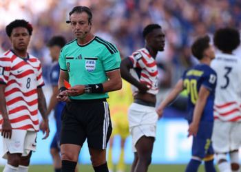 A CBF saiu em defesa do árbitro Raphael Claus após críticas de Donald Trump sobre a expulsão de Folarin Balogun na Copa do Mundo de 2026.