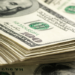 Dólar encerrou o dia em R$ 5,132, menor fechamento desde junho, enquanto Ibovespa caiu 0,93% em meio a cenário externo e incertezas internas.