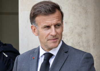 Duas explosões próximas ao hotel onde Emmanuel Macron cumpria agenda em Damasco deixaram 18 feridos. Autoridades sírias investigam o atentado e ainda não apontam responsáveis.