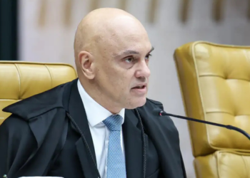 Alexandre de Moraes envia a Edson Fachin pedido de apuração sobre André Mendonça por supostas irregularidades em investigações do Master e INSS.