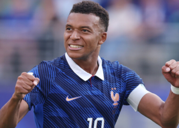 Kylian Mbappé foi defendido pela Federação Francesa e pelo governo após críticas feitas pela senadora paraguaia Celeste Amarilla. Declarações foram classificadas como racistas.