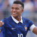 Kylian Mbappé foi defendido pela Federação Francesa e pelo governo após críticas feitas pela senadora paraguaia Celeste Amarilla. Declarações foram classificadas como racistas.