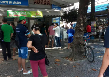 Justiça do Rio de Janeiro suspende plataforma de apostas esportivas acusada de atuar sem autorização da Loterj. Decisão também determina bloqueio de sites e pagamentos.