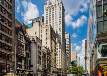 Consulado do Brasil em Nova York suspende atendimento após evacuação preventiva em Manhattan devido ao risco de desabamento de prédio vizinho em obras.