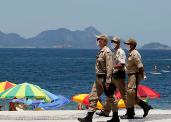 Prefeitura do Rio cria Programa Tolerância Zero para fiscalizar comércio irregular nas praias do Leme, Copacabana, Ipanema e Leblon com ações permanentes.