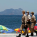 Prefeitura do Rio cria Programa Tolerância Zero para fiscalizar comércio irregular nas praias do Leme, Copacabana, Ipanema e Leblon com ações permanentes.