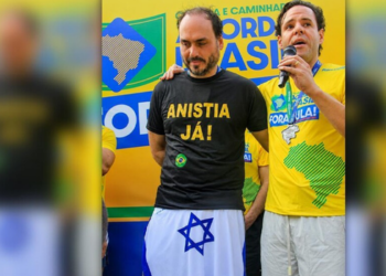 Carlos Bolsonaro critica operação da Polícia Federal na casa de Jair Bolsonaro e afirma que medida representa “tortura” contra o ex-presidente.