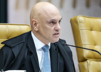 Polícia Federal realiza busca na casa de Jair Bolsonaro após STF apontar divergências na entrega de armas registradas em nome do ex-presidente.