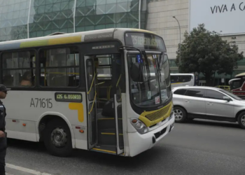 TRT adia audiência entre rodoviários e empresas de ônibus do Rio após sindicato reduzir pedido de reajuste salarial para 12%.