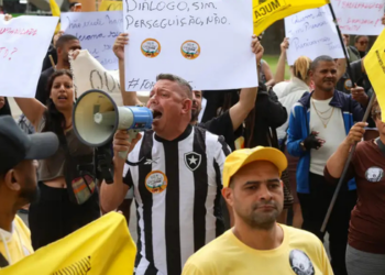 Camelôs protestam contra novo programa de fiscalização da Prefeitura do Rio na Zona Sul e pedem regularização. Município afirma que combate atividades ilegais.