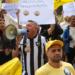 Camelôs protestam contra novo programa de fiscalização da Prefeitura do Rio na Zona Sul e pedem regularização. Município afirma que combate atividades ilegais.