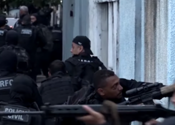 Inspetor da Polícia Civil morre após emboscada na Avenida Brasil, no Rio de Janeiro. Ataque deixou outra policial ferida e mobilizou grande operação na região.