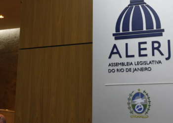 A CCJ da Alerj aprovou projeto que cria a "tornozeleira rosa" para agressores de mulheres. A medida prevê identificação visual dos dispositivos e ainda será votada em plenário.