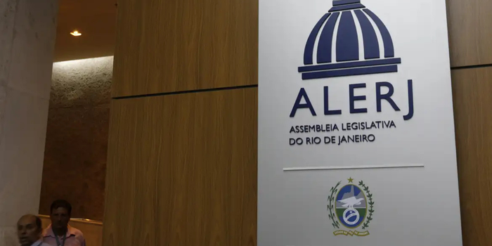 A CCJ da Alerj aprovou projeto que cria a "tornozeleira rosa" para agressores de mulheres. A medida prevê identificação visual dos dispositivos e ainda será votada em plenário.