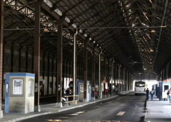 Rodoviários do Rio mantêm estado de greve após adiamento de audiência no TRT. Categoria reduziu pedido de reajuste para 12% e negociações continuam na próxima semana.