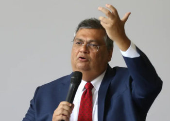 STF bloqueia R$ 119 milhões em bens de Valdemar Costa Neto por decisão do ministro Flávio Dino durante investigação da Polícia Federal sobre supostas irregularidades em emendas parlamentares.