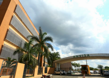 Anvisa apreende lotes falsificados do Mounjaro e suspende suplementos sem registro no Brasil. Agência alerta sobre riscos de produtos irregulares.