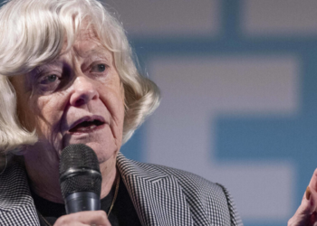  Polícia britânica investiga como homicídio a morte da ex-ministra Ann Widdecombe. Autoridades descartam, por enquanto, motivação política ou terrorismo.