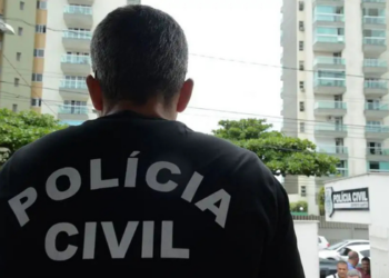 Operação Contenção prende 23 suspeitos em comunidades da Zona Oeste do Rio e apreende fuzis, drogas, munições e explosivo em ação contra o Comando Vermelho.