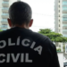 Operação Contenção prende 23 suspeitos em comunidades da Zona Oeste do Rio e apreende fuzis, drogas, munições e explosivo em ação contra o Comando Vermelho.