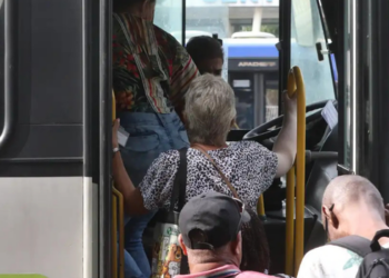 Trabalhadores e empresas de ônibus do Rio de Janeiro participam de audiência no TRT-RJ para tentar fechar acordo sobre reajuste salarial dos rodoviários, que seguem em estado de greve.