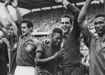 Camisa usada por Pelé na final da Copa do Mundo de 1958 é leiloada por cerca de R$ 27 milhões e estabelece novo recorde de memorabilia esportiva.