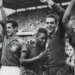 Camisa usada por Pelé na final da Copa do Mundo de 1958 é leiloada por cerca de R$ 27 milhões e estabelece novo recorde de memorabilia esportiva.