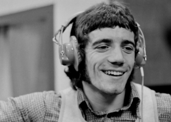 Kevin Keegan morreu aos 75 anos após enfrentar um câncer em estágio avançado. Ex-jogador conquistou duas Bolas de Ouro e fez história no Liverpool.