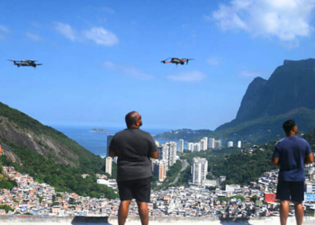 Moradores de comunidades de baixa renda do Rio terão acesso a 100 vagas em curso gratuito para operadores de drones, financiado pelo governo federal.