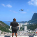 Moradores de comunidades de baixa renda do Rio terão acesso a 100 vagas em curso gratuito para operadores de drones, financiado pelo governo federal.