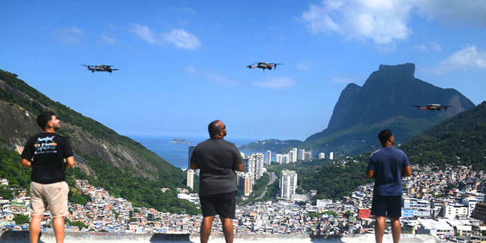 Moradores de comunidades de baixa renda do Rio terão acesso a 100 vagas em curso gratuito para operadores de drones, financiado pelo governo federal.