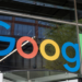 Mais de 4,5 mil funcionários do Google pedem garantias contra demissões e melhores condições trabalhistas durante a reestruturação impulsionada pela inteligência artificial.