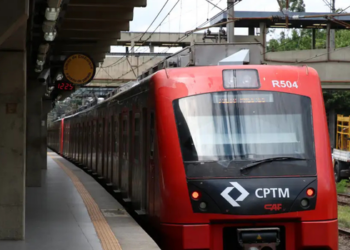 CPTM retoma por até 90 dias a operação das linhas 11-Coral, 12-Safira e 13-Jade após paralisações, superlotação e incêndio em um trem.