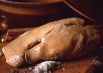 Nova legislação proíbe no Brasil a fabricação e a comercialização de foie gras e de outros alimentos produzidos por meio da alimentação forçada de animais.