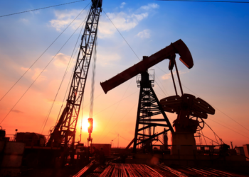 Brent supera US$ 100 com ataques no Mar Vermelho, bloqueios no Estreito de Ormuz e estoques reduzidos, elevando riscos para combustíveis e inflação.