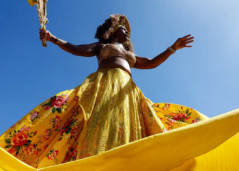Milhares de mulheres negras transformaram a orla de Copacabana em um espaço de resistência, memória e celebração neste domingo (26).