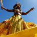 Milhares de mulheres negras transformaram a orla de Copacabana em um espaço de resistência, memória e celebração neste domingo (26).