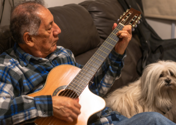 Aprender um instrumento musical após os 40 anos pode estimular o cérebro, fortalecer a memória, ampliar a reserva cognitiva e favorecer um envelhecimento saudável, apontam estudos.