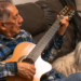 Aprender um instrumento musical após os 40 anos pode estimular o cérebro, fortalecer a memória, ampliar a reserva cognitiva e favorecer um envelhecimento saudável, apontam estudos.
